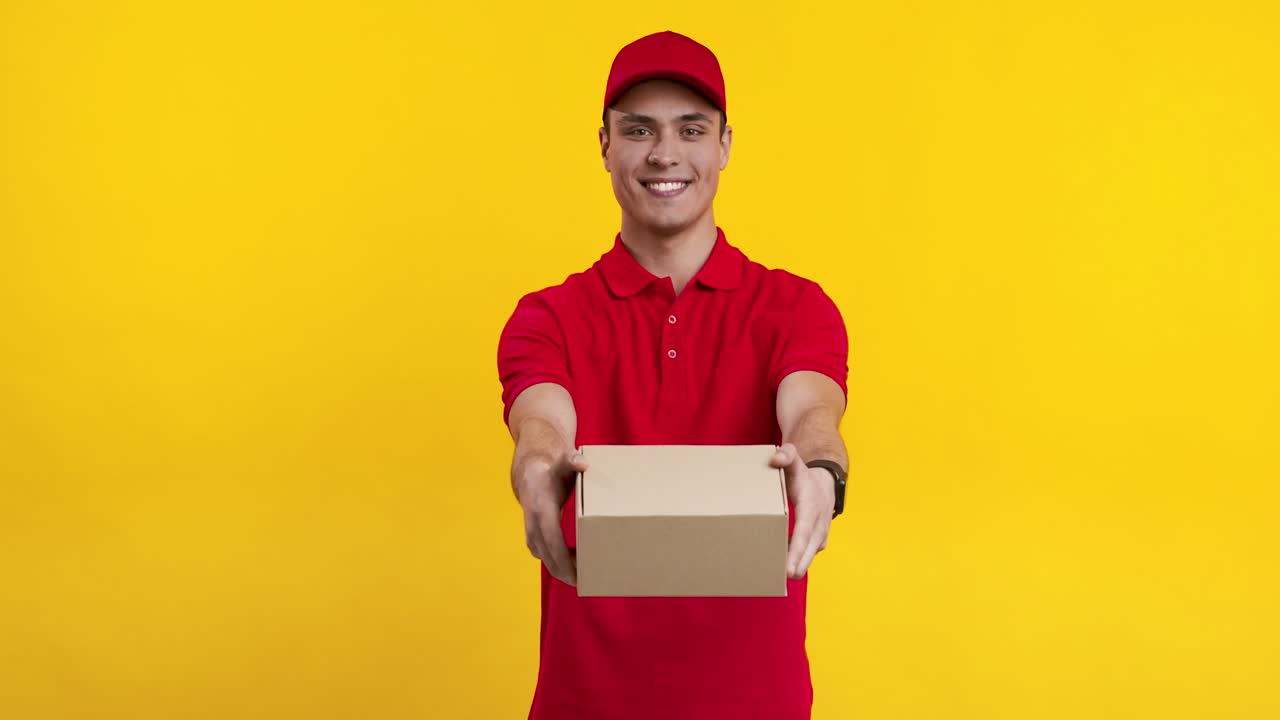 Persona che consegna un pacco