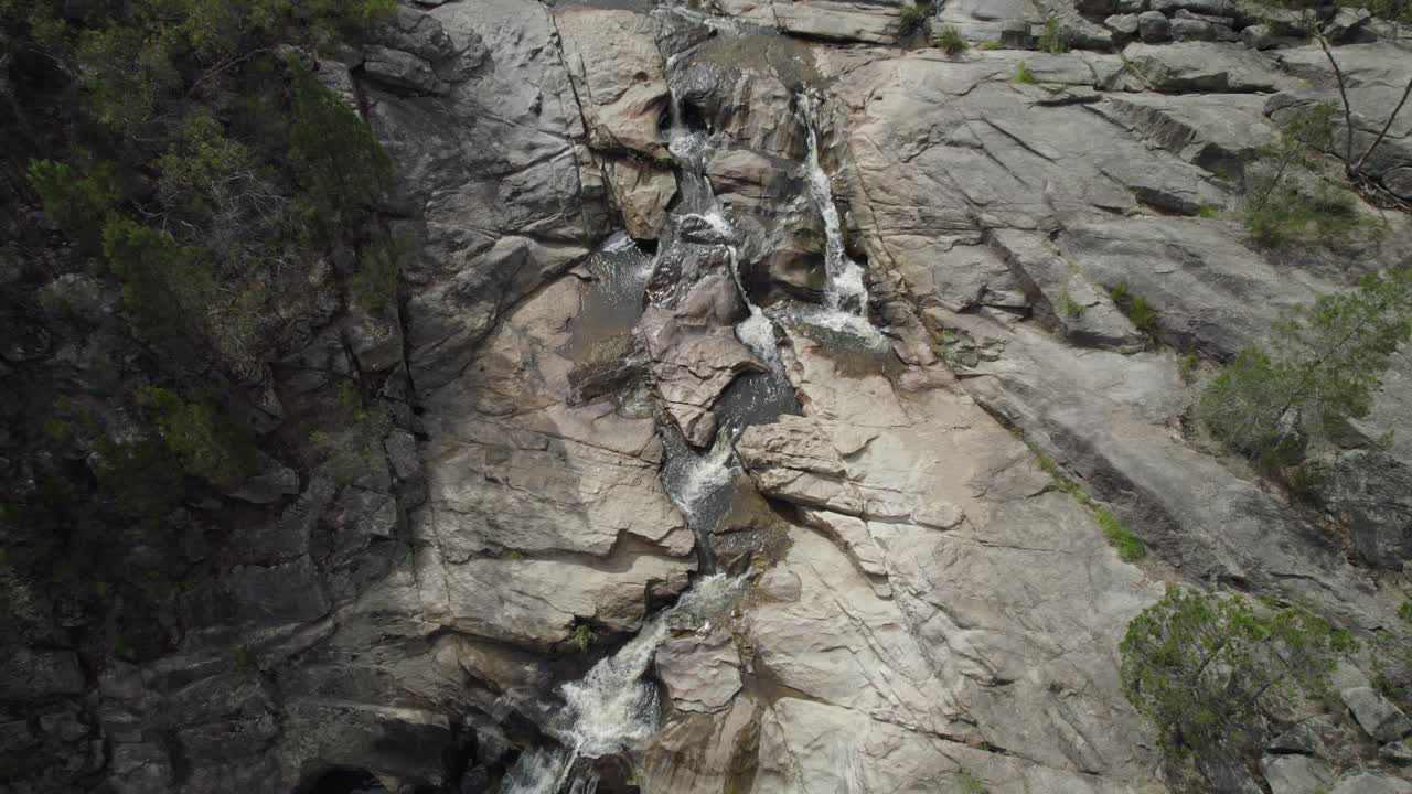 cascadas de cobertizo de lana cerca de beechworth en el alto país victoriano, australia - toma aérea de drones