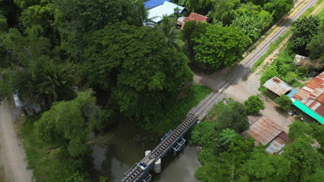 Los-Turistas-Cruzan-El-Puente-Sobre-El-Ferrocarril-De-Bambú-En-La-Zona-Rural-De-Battambang,-Camboya.