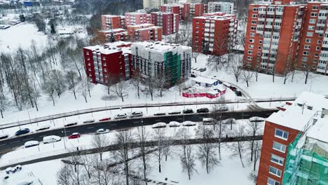 Vista-Aérea-Del-Edificio-De-5-Pisos-Cubierto-Para-Renovación,-Durante-El-Invierno-Nevado