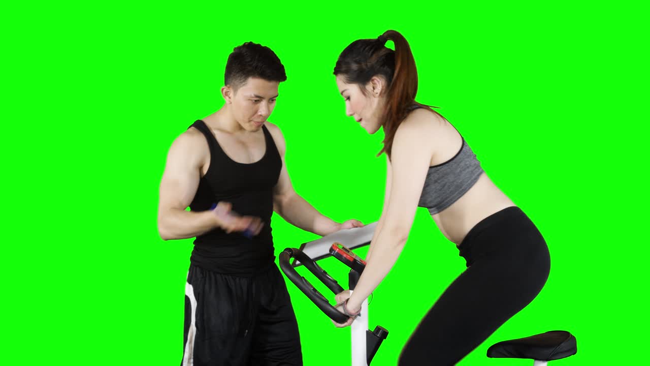 운동 자전거 를 타고 운동 하는 여자