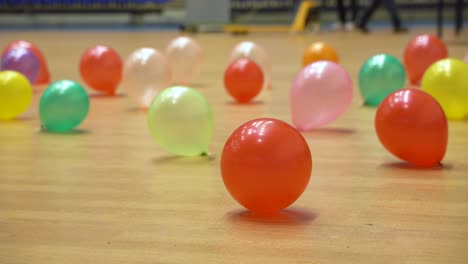 globos de colores esparcidos en el suelo de madera en un lugar de fiesta para la celebración de un evento