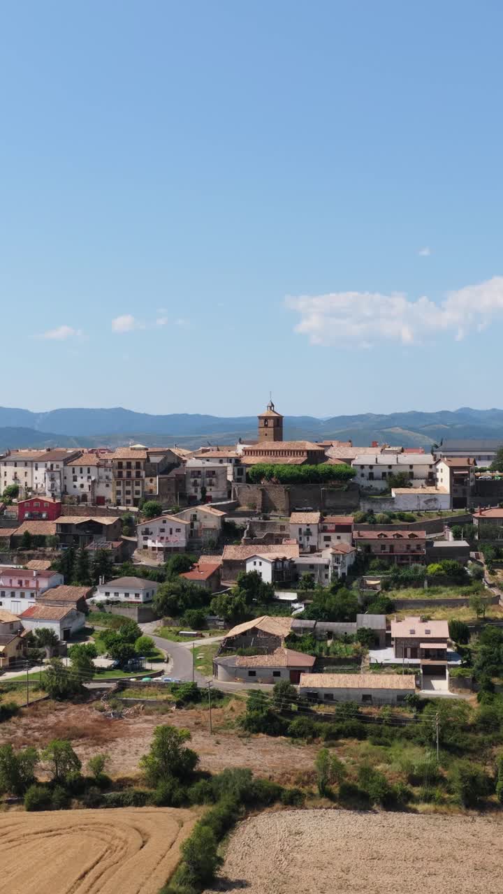 Vista aerea di un villaggio tradizionale europeo con un campanile