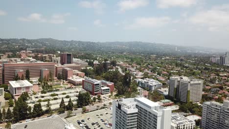 los ángeles, california vista aérea con las colinas de hollywood y beverly hills en el fondo en un cálido día soleado