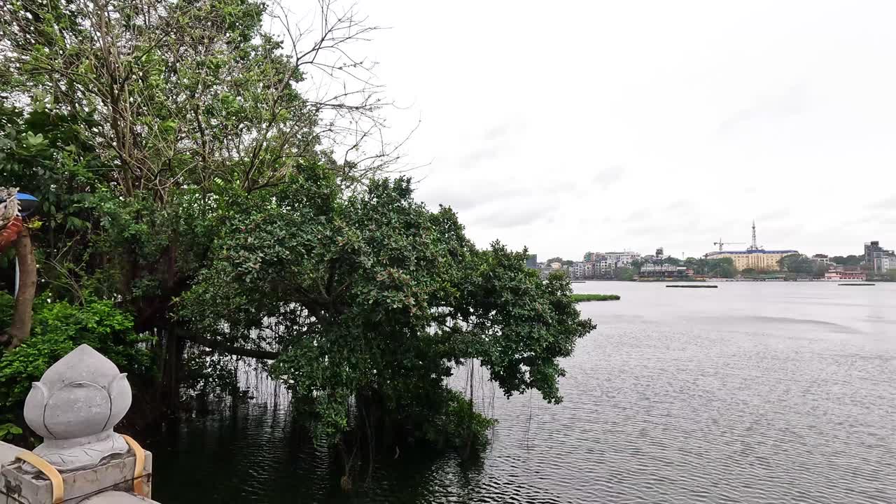 물 위 에 있는 사원 으로 가는 다리