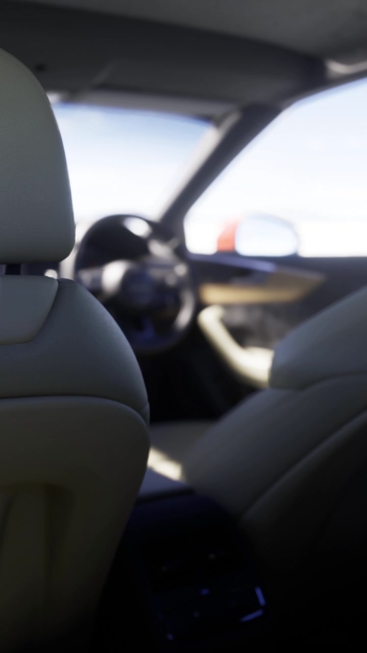 Vista interna di un'auto che mostra sedili e cruscotto in una giornata di sole