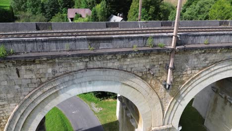 Sitio-De-La-Unesco-Del-Patrimonio-Mundial-Del-Ferrocarril-De-Semmering-En-Austria-Filmado-Desde-Arriba-Con-Un-Dron-En-4k-Rodeado-De-Bosque