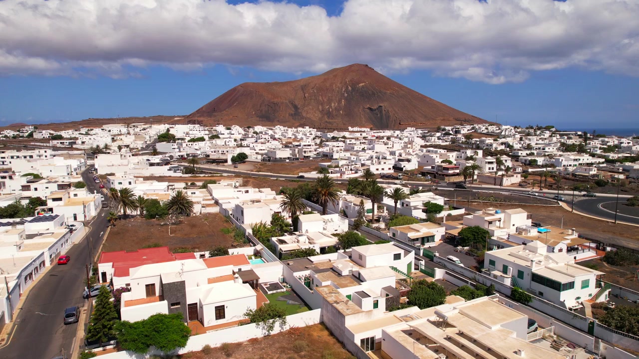 Villaggio di Tahiche a Lanzarote con un vulcano sullo sfondo. Ascensione aerea