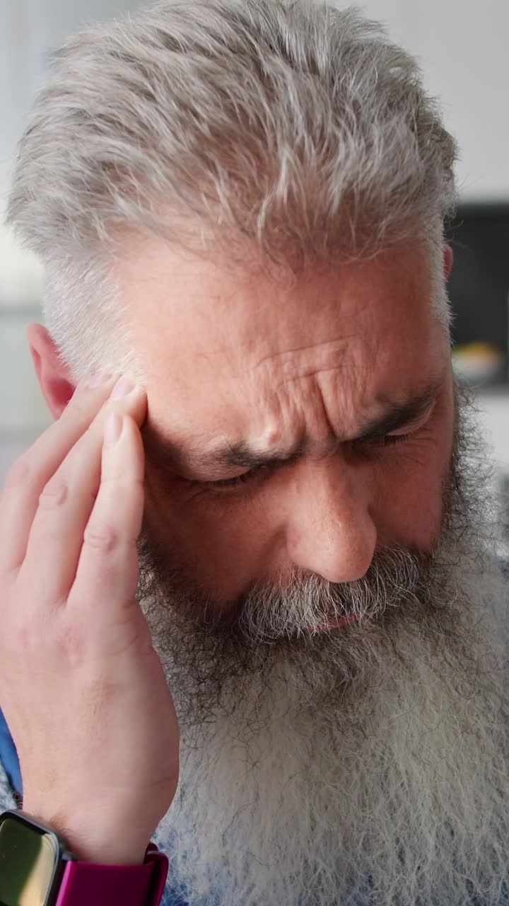 hombre con dolor de cabeza