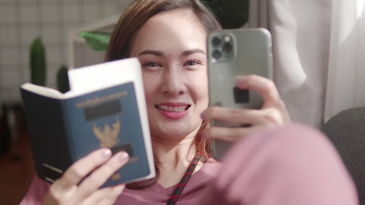 여행 전에 여권과 신용 카드로 온라인으로 비행기를 예약하는 여성