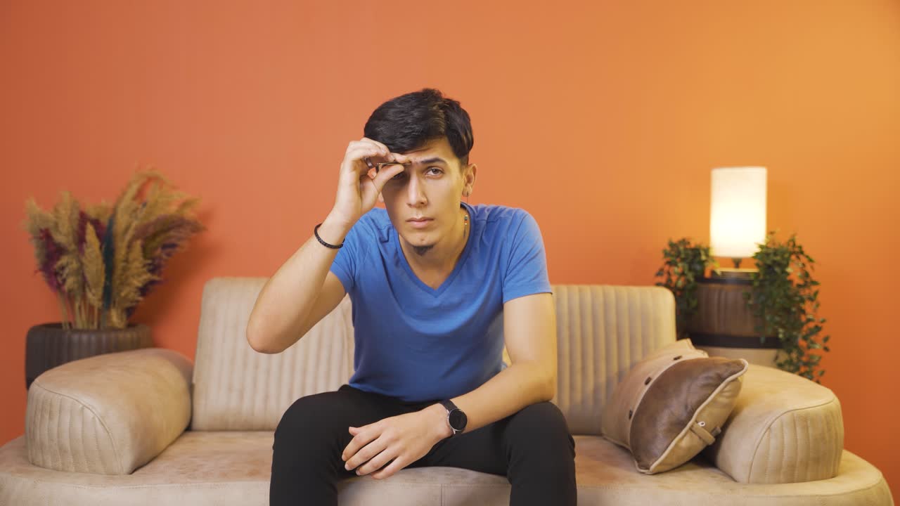 그 남자는 스스로를 돌보고, 잘 정비되어 있습니다.