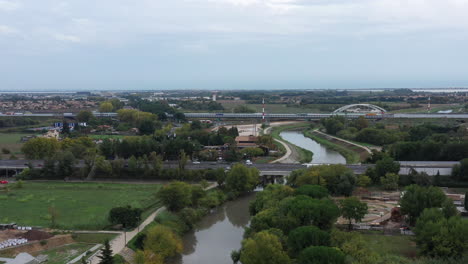 Vista-Aérea-Sobre-La-Autopista-Montpellier-Y-Puentes-Con-árboles-A-Lo-Largo-Del-Río-Lez.
