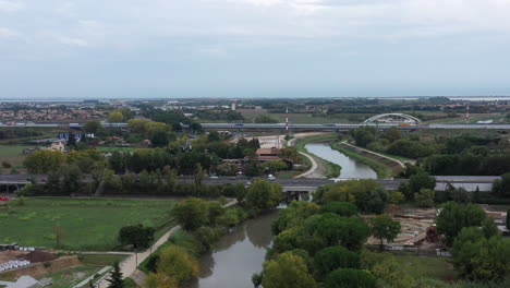 vista aérea sobre la autopista de montpellier y los puentes con árboles a lo largo del río lez