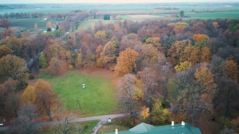 Eleja-Gutspark-Und-Teehaus-Im-Herbst