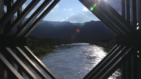 Ein-Eisenfenster-Mit-Blick-Auf-Einen-Fluss