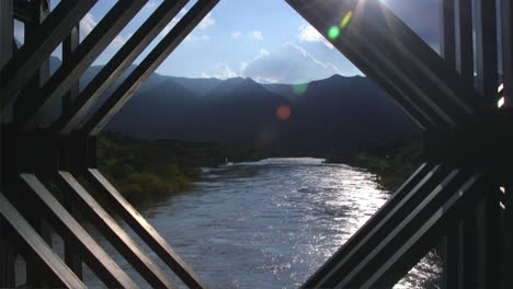 una ventana de hierro con vistas a un río