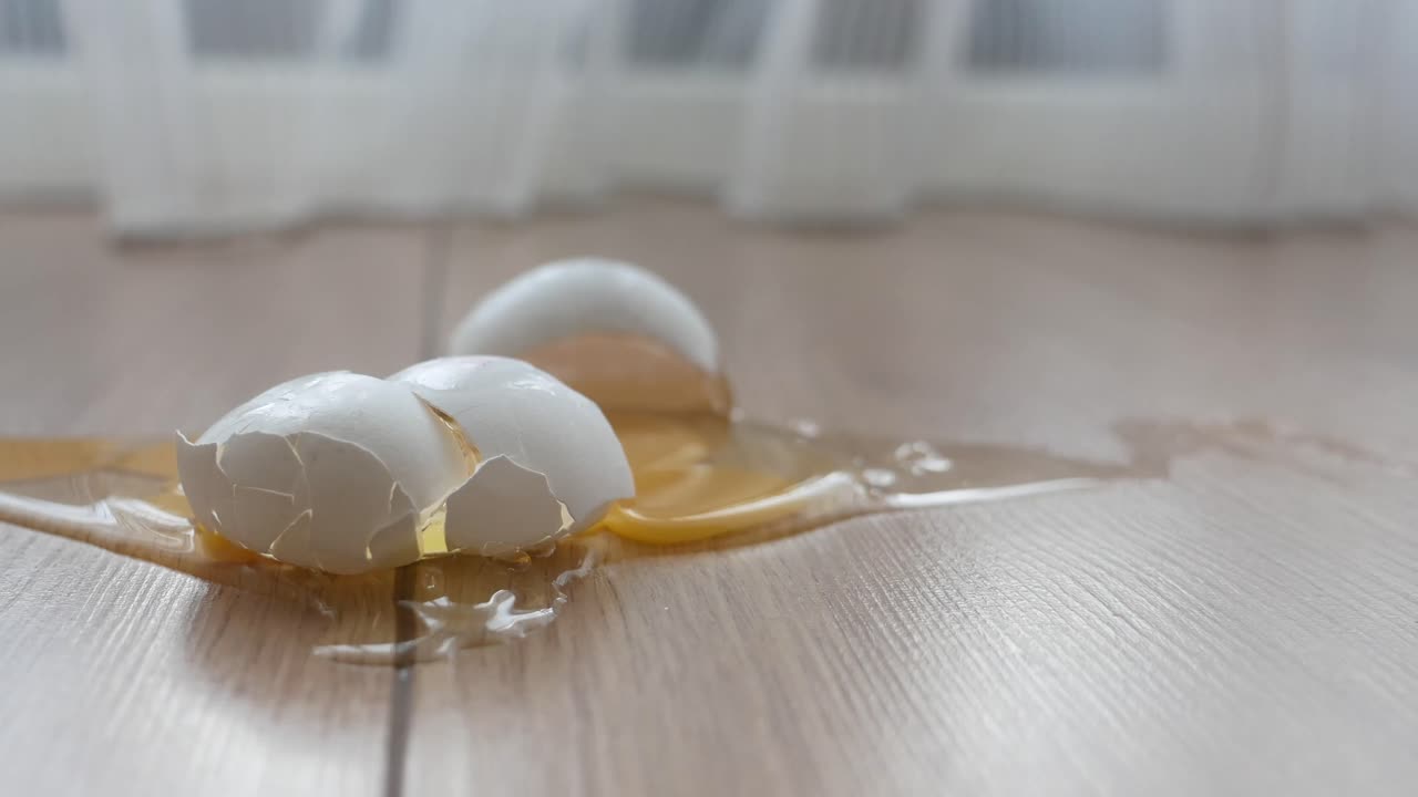 나무 바닥에 부러진 달