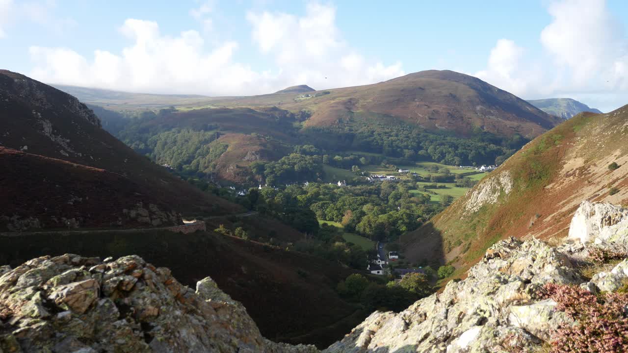 바위가 많은 웨일즈 산 경치 좋은 언덕 깊은 계곡 풍경 오른쪽 돌리