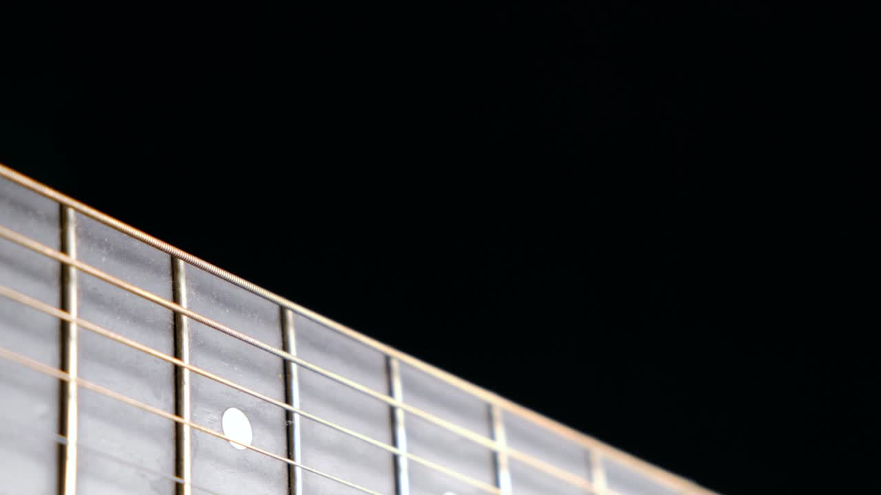 perspectiva única de cuerdas de guitarra y diapasón de una guitarra acústica