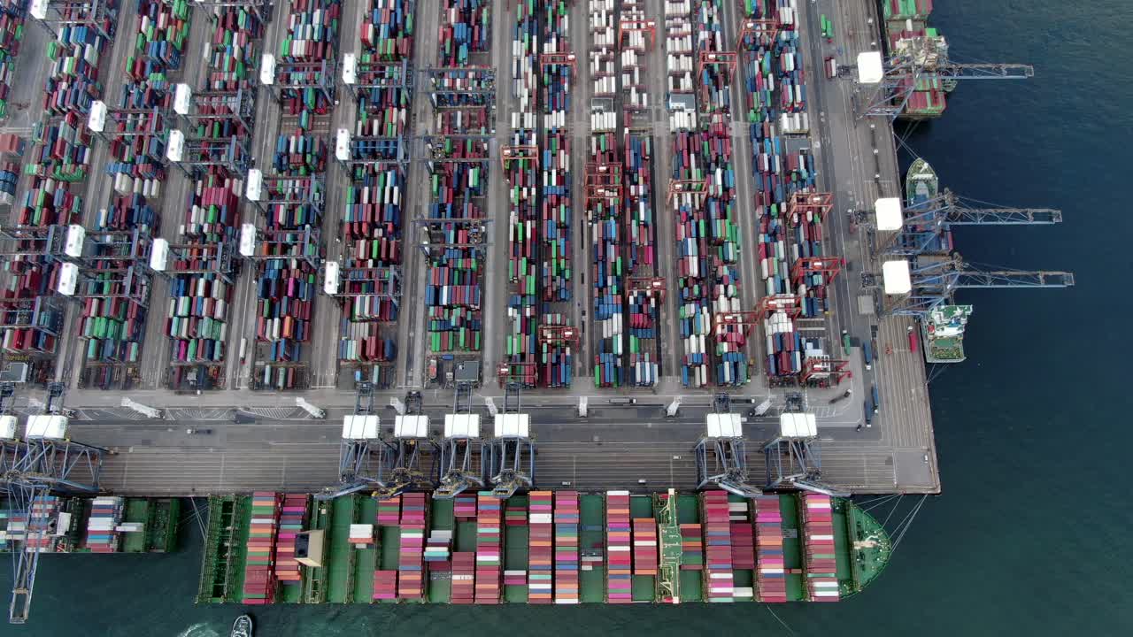 mega buque portacontenedores atracado en el puerto de hong kong, durante la operación de carga y descarga, vista aérea