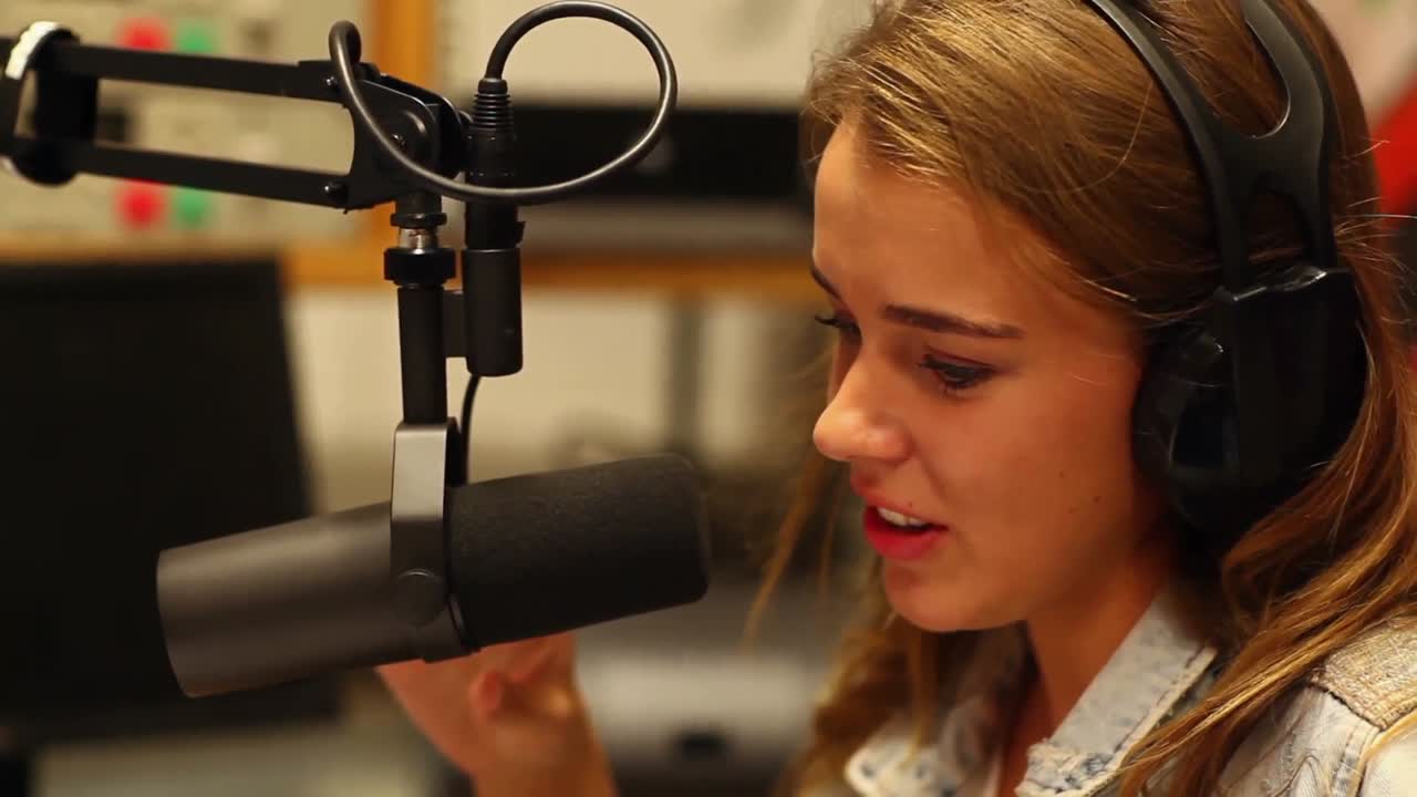 라디오 쇼를 진행하는 학생  ⁇