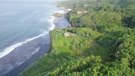 Drohnenflug-über-Die-Grüne-Küste-Von-Java,-Indonesien