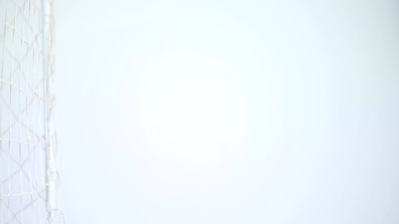 fútbol dentro del poste de la puerta contra un fondo blanco 4k