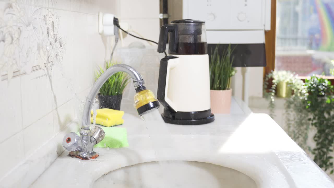 수도꼭지가 부러졌고, 물이  ⁇ 어나오고 있어요.