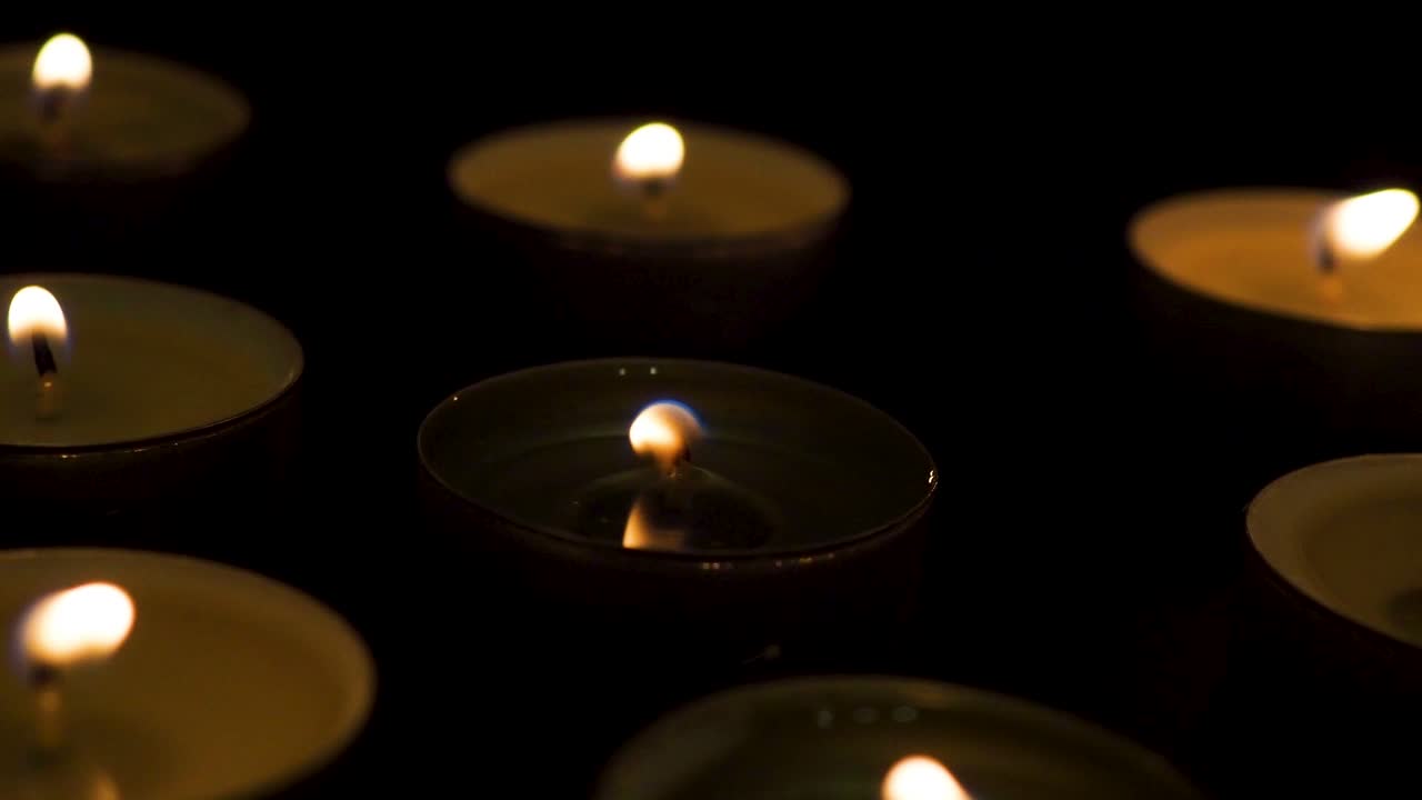 velas en la oscuridad rotar macro diapositiva primer plano