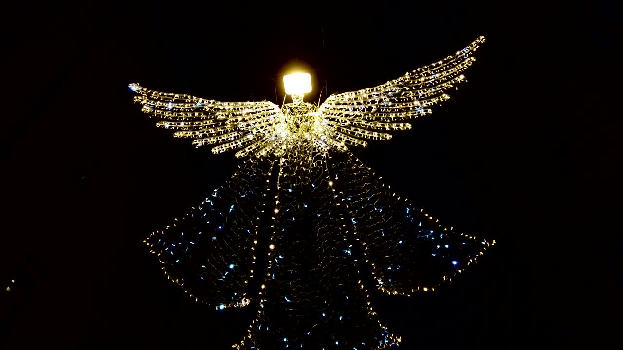 Ghirlande sullo sfondo del cielo notturno a forma di angelo.