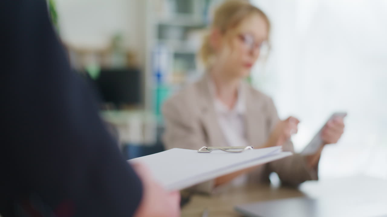 il capo dà ai soci d'affari documenti di relazione finanziaria