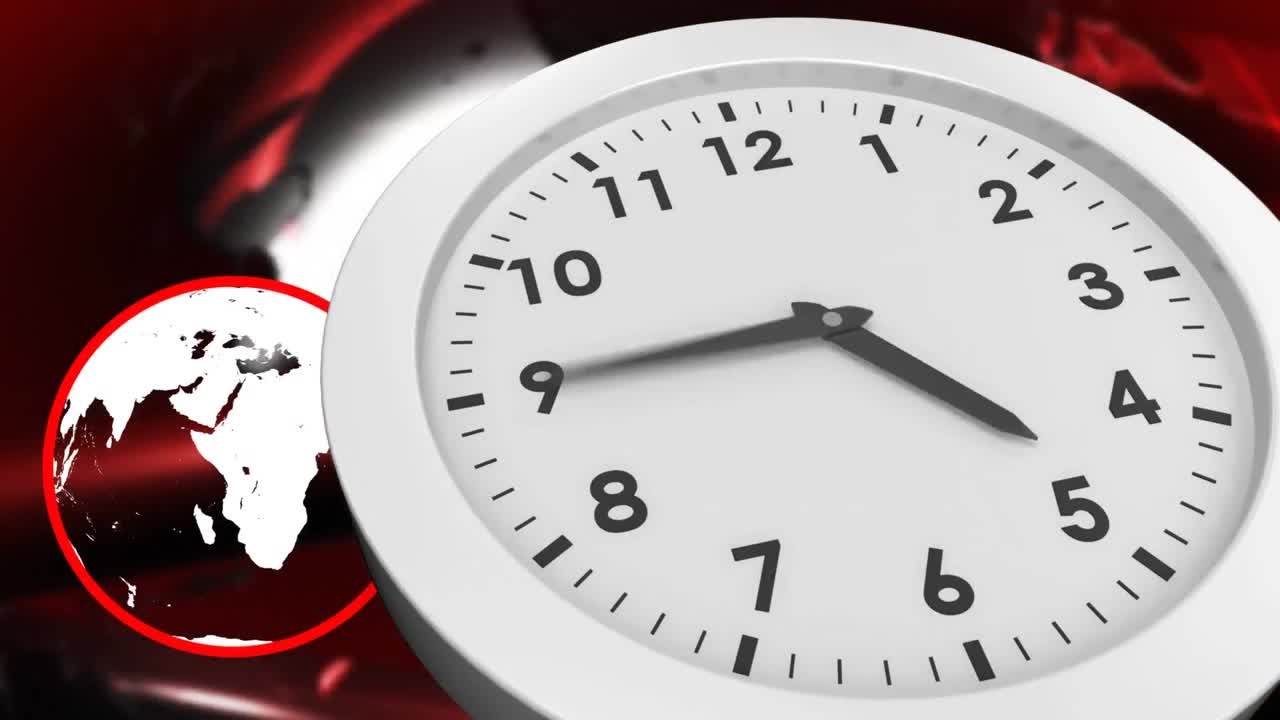 animación de un reloj moviéndose rápido sobre globos girando