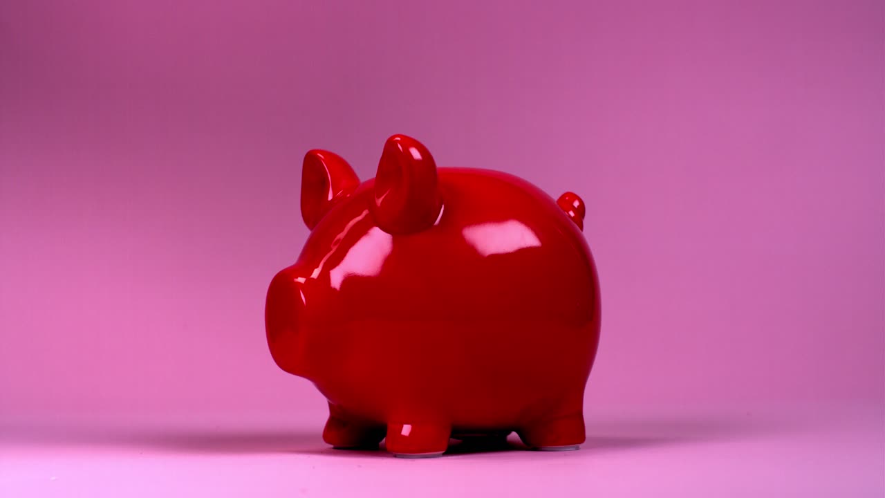 golpeando una alcancía