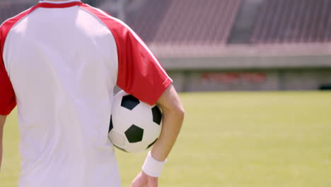 Jugador-De-Fútbol-Sosteniendo-La-Pelota