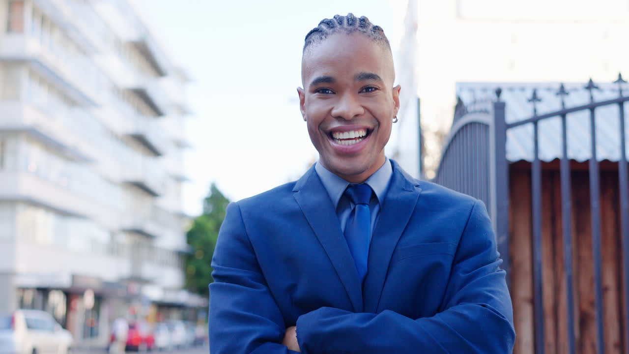 cara, hombre negro y abogado con los brazos cruzados