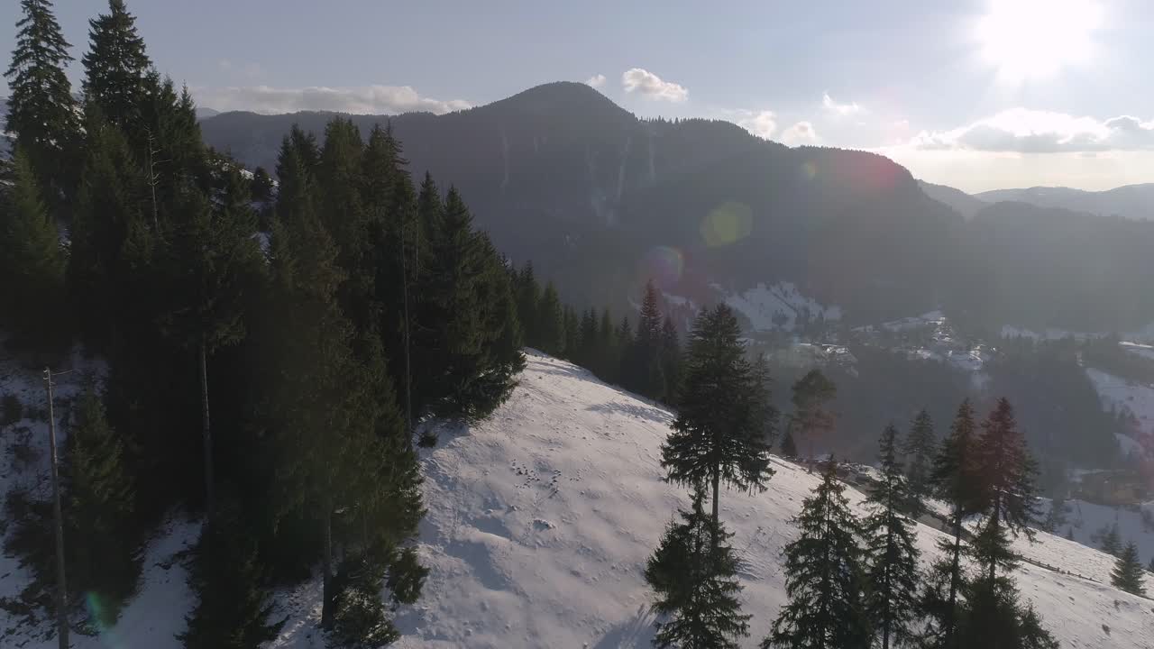 vista aérea de un paso de montaña durante el invierno en rumania