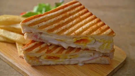 sándwich de jamón y queso con huevo y patatas fritas