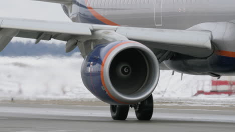avión a reacción en una pista de aterrizaje nevada