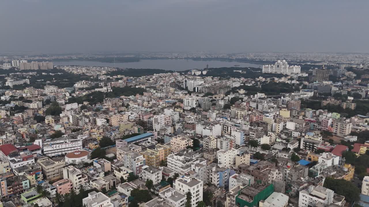 Vista aerea di un importante punto di riferimento di Hyderabad circondato dalle infrastrutture della città