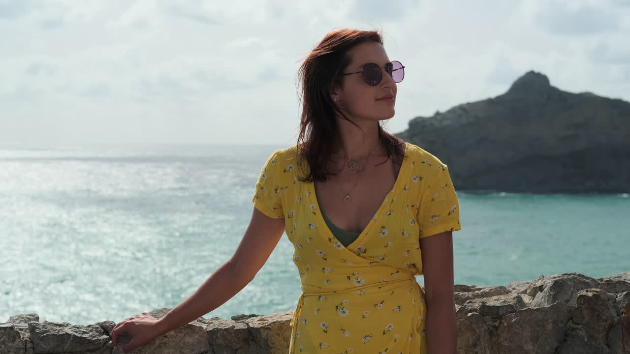 바가에 있는 노란색 드레스를 입은 여자