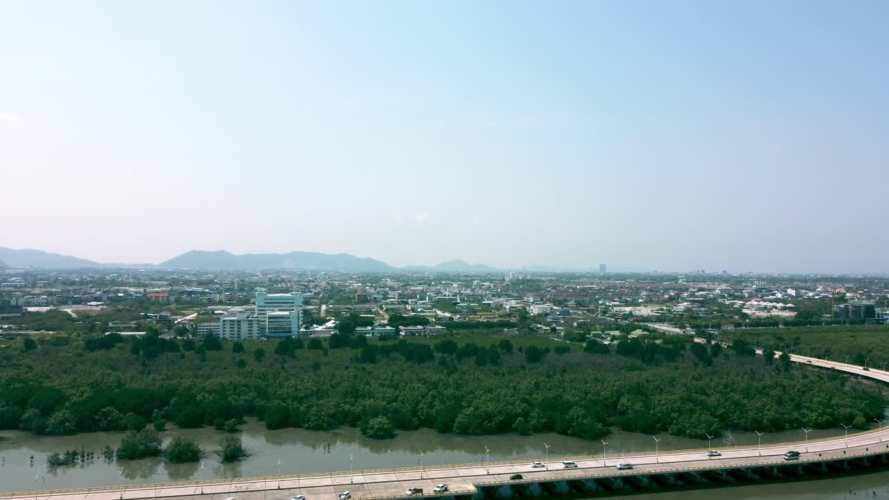 el puente chonmakhawithi es un punto de referencia en tailandia.