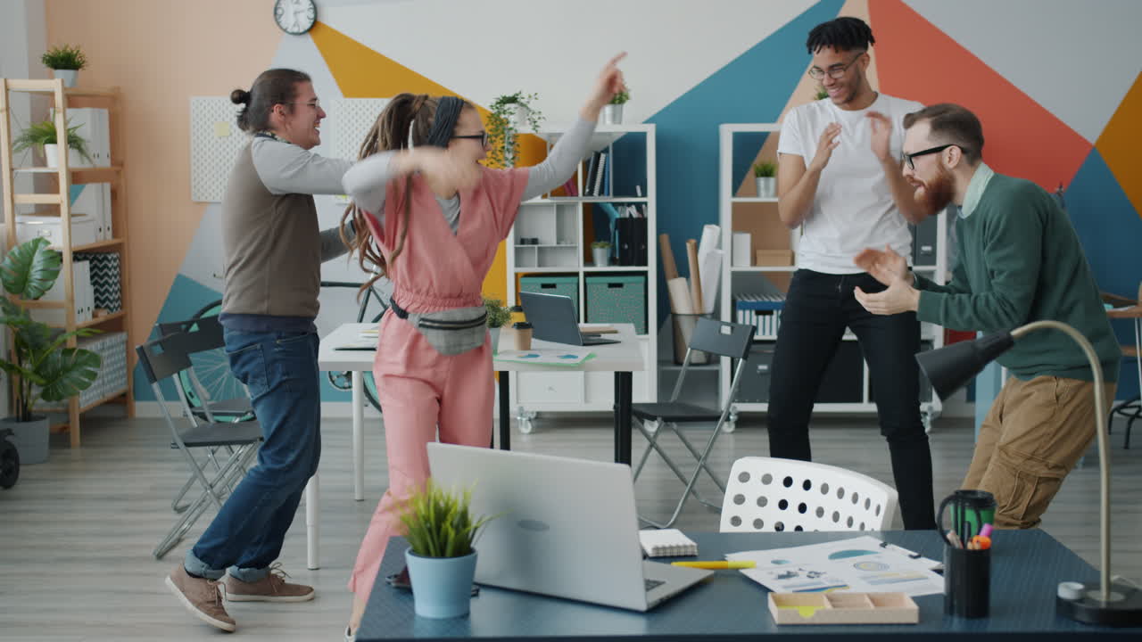 feliz equipo de la oficina celebrando