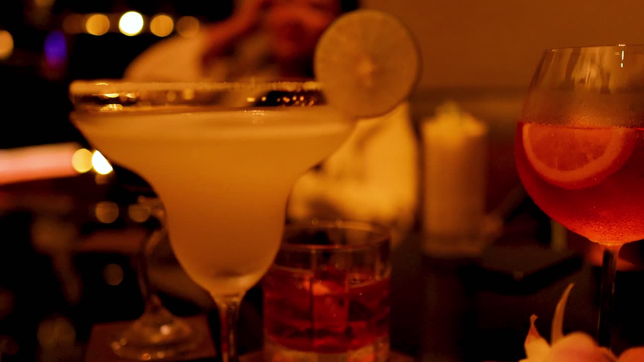 cócteles coloridos en una mesa de bar en bangkok