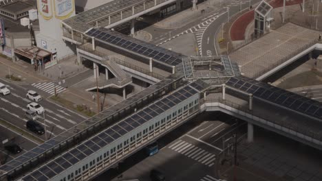 Vista-Alta-De-La-Intersección-De-Tráfico-Japonés-Con-Paso-Elevado,-Cruce-Y-Automóviles-En-Kokura-Japón,-Asia