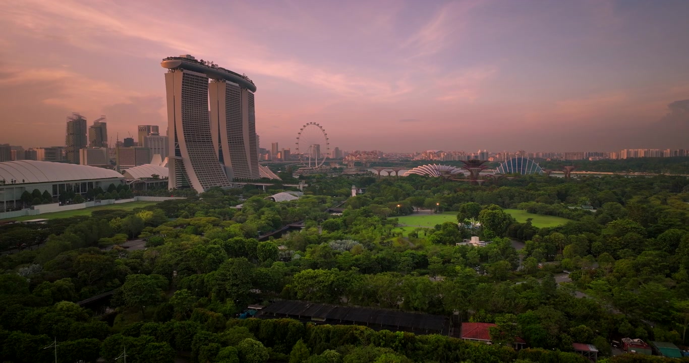 Vista aerea al tramonto sui Gardens by the Bay dell'hotel 5 stelle Marina Bay Sands.