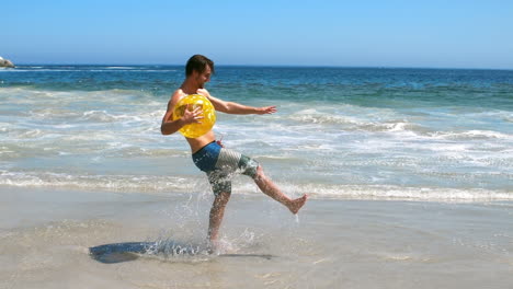 Hombre-Sujetando-Una-Pelota-De-Playa