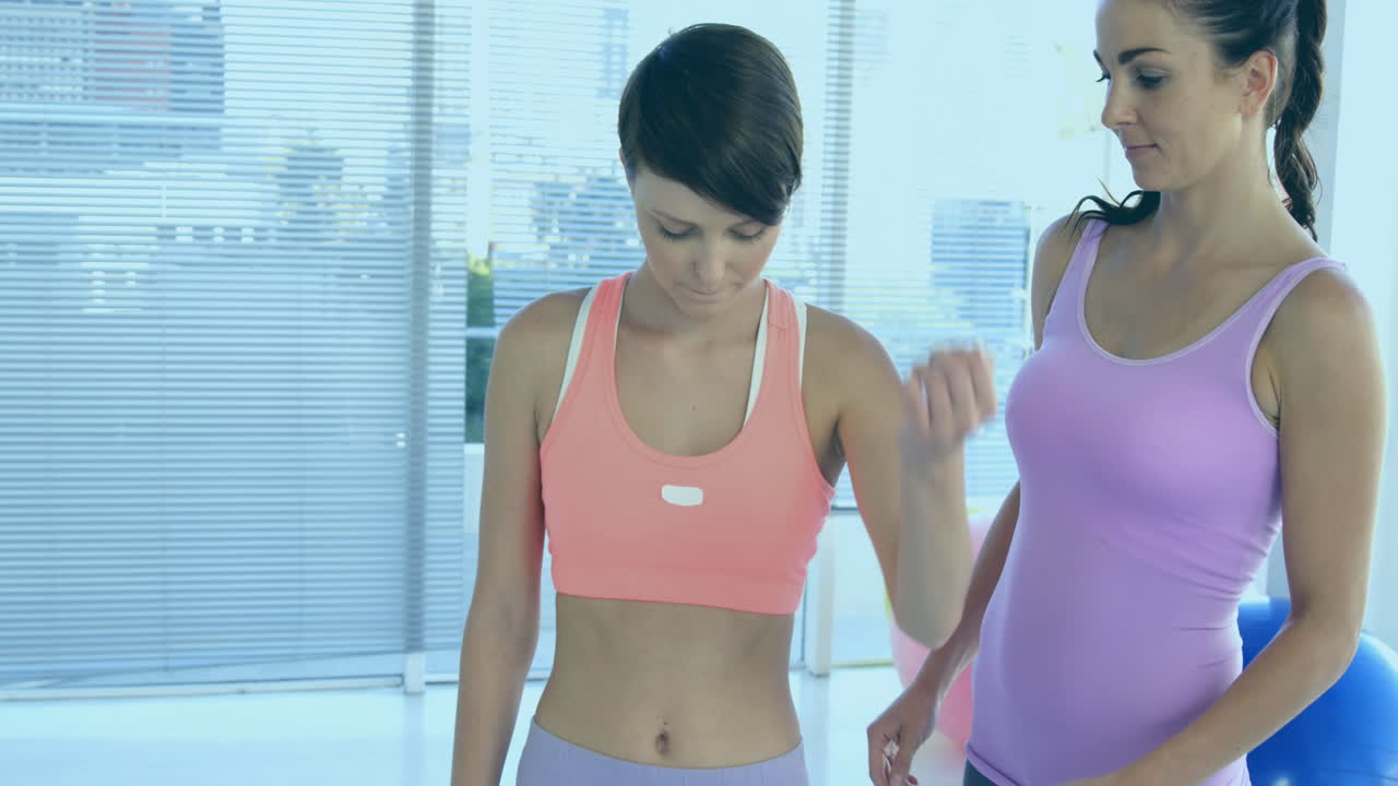 추상적인 패턴과 함께 거대한 판매 텍스트의 애니메이션, caucasian 여성 스트레칭을 위해 친구를 돕는