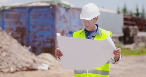 Selbstbewusster-Reifer-Männlicher-Ingenieur,-Der-Blaupause-Analysiert-7