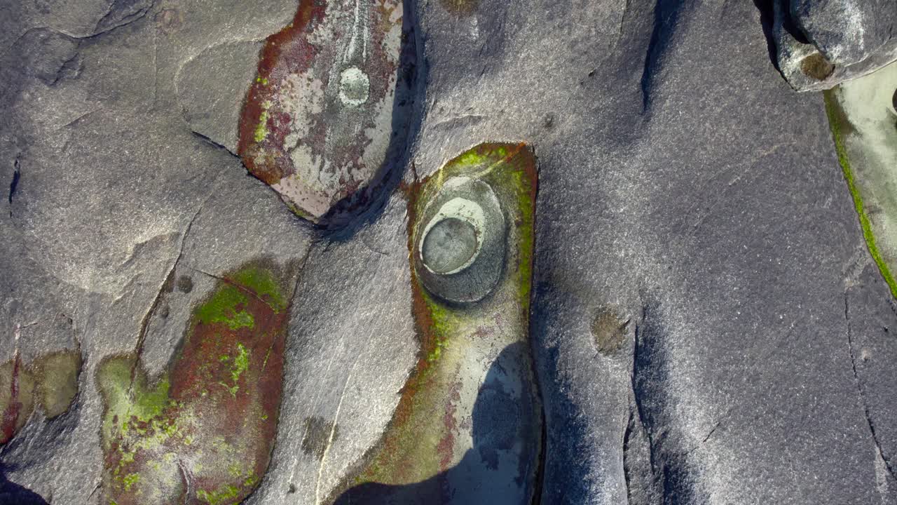 взгляд с воздуха на знаменитый глаз дракона в лофотене на пляже утаклейв