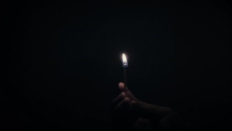 video en cámara lenta de un fósforo encendido